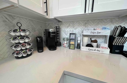 Communipaw House | 3BR Duplex W/Rooftop (NYC Views) & Garage Parking