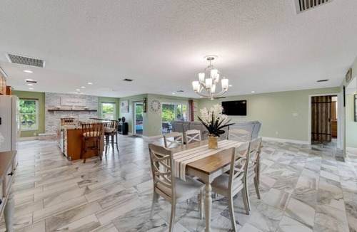 Clearwater Villa | 3BR | Pool + Hot Tub | Lake View Backyard | 12 Min PIE Airport | Sleeps 9