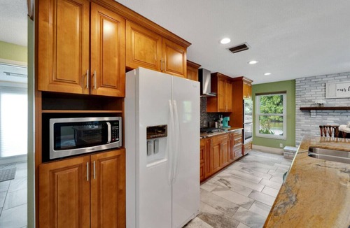 Clearwater Villa | 3BR | Pool + Hot Tub | Lake View Backyard | 12 Min PIE Airport | Sleeps 9