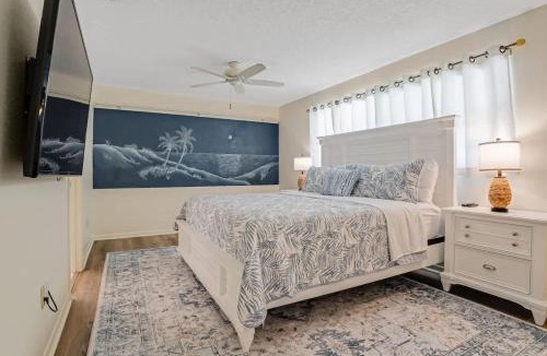 Lake Worth House | 3BR Pool Villa on Golf Course Huge Yard & Games
