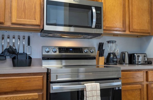 Bellavida House | 3BR Townhome with Pool, BBQ & Resort Amenities near Disney