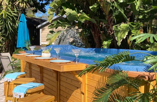 Ozona Hotel | 3Gulls Inn Ozona-Boutique Hotel-Steps from Restaurants & Brewery-SwimSpa Pool-Pet Friendly
