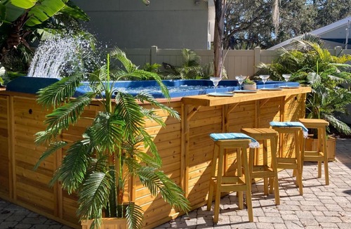 Ozona Hotel | 3Gulls Inn Ozona-Boutique Hotel-Steps from Restaurants & Brewery-SwimSpa Pool-Pet Friendly
