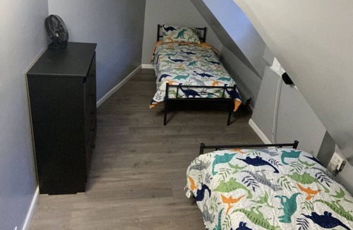 Irvington Apartment | 3rd flr Quaint & cozy Two Bedroom apt Close to NY- American dream Mall and more.