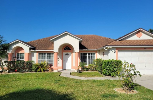 Sunridge Woods House | 4 Bed/3 Bath Sunny Lakeview Escape