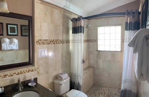 Alafaya Woods House | 4 Bedroom Modern Pool home close to UCF