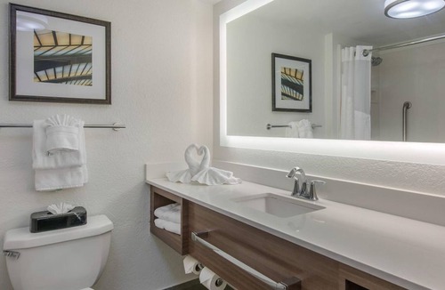 Tropic House | 4 Comfy and Modern Units, Pool, Parking