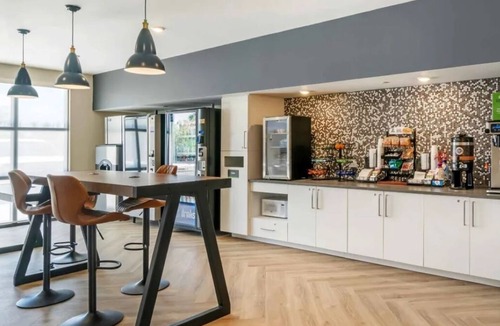 Biggar Hotel | 4 Family Friendly Suite | Kitchen | Free Breakfast | Onsite Pool | Free Parking