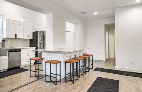 St. Petersburg - Clearwater Cottage | 4 Mi to Dtwn St Pete! Pet-friendly Home w/Yard
