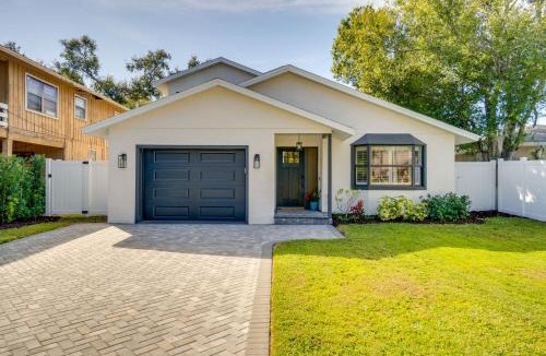 Vamo House | 4 Mi to Siesta Key Family Getaway with Balcony