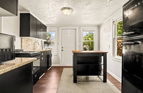 Historic Uptown House | 4 min to Downtown - King Size Bed - Porch - 1BD1BA