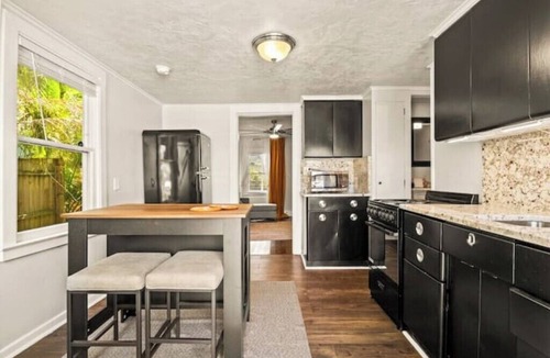 Historic Uptown House | 4 min to Downtown - King Size Bed - Porch - 1BD1BA