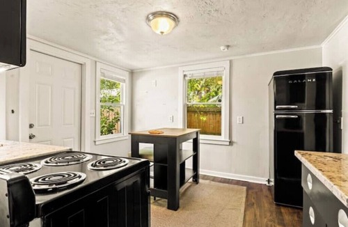 Historic Uptown House | 4 min to Downtown - King Size Bed - Porch - 1BD1BA