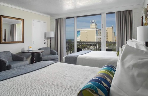 St. Pete Beach Hotel | 4 Rooms With Balcony, Ideal for Water Enthusiasts, 5 Swimming Pools, Parking!