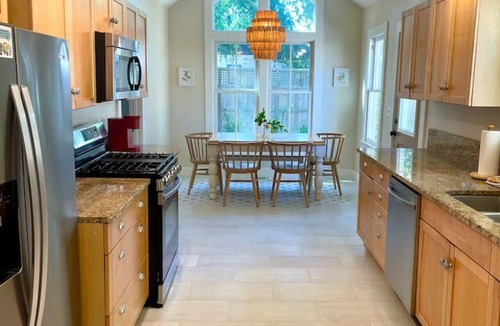 Lincolnville House | 4BR Historic Old Town 3 Private Parking Spots Walk to Sights