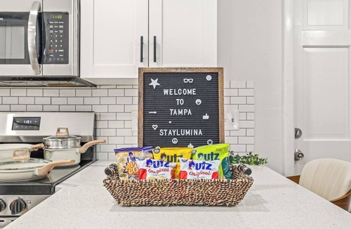 Tampa House | 4BR Oasis | Jacuzzi/Gym & Game room | Sleeps 12!