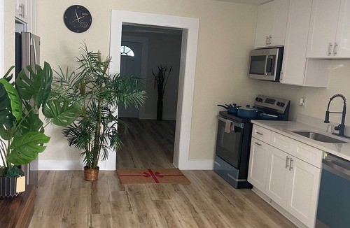 Tampa House | 5/3 Modern Home with high speed internet 5 Min to Airport,Highway,Beaches,office