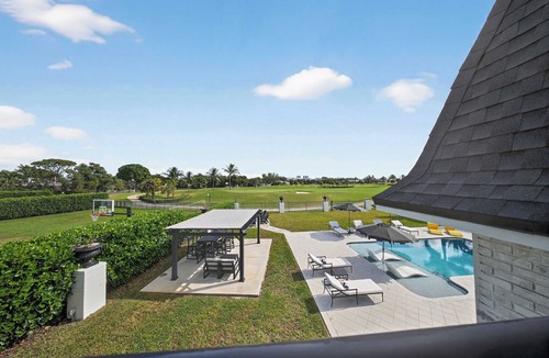 East Fort Lauderdale House | 5/4.5 for 10-Heated Pool-Putting Green-Ping Pong Fire Pit BBQ Grill Beach 10 Min