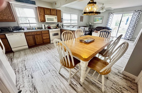 North Cape May House | 5 blocks to beach Sleeps 14, 3 Bath, Pool, Outdoor Shower 90/45 min to Philly/AC