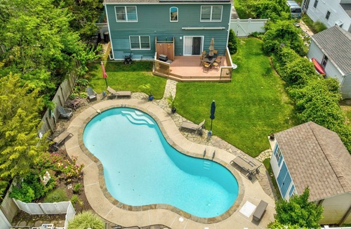 North Cape May House | 5 blocks to beach Sleeps 14, 3 Bath, Pool, Outdoor Shower 90/45 min to Philly/AC