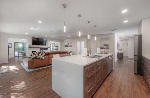 Beach Park House | 5* Luxe Getaway | Heated Pool & Outdoor Fireplace