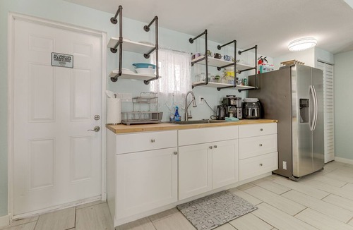 Echo Lake Apartment | 5 Mi to Boat Cruises! WPB Retreat w/Pool Access