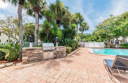 Anona Apartment | 5 min to Beach Renovated 2 Bed 2 Bath appt with Grill and Pool
