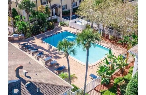 Anona Apartment | 5 min to Beach Renovated 2 Bed 2 Bath appt with Grill and Pool