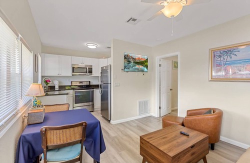 Laurel Apartment | 5 Mins to Nokomis Beach Tropical Bungalow