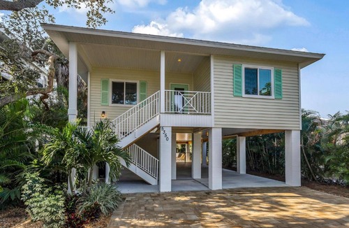 Mid Island House | 5350 Palmetto Street by Coastal Vacation Properties