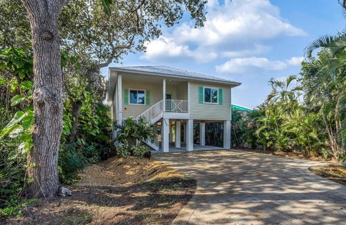 Mid Island House | 5350 Palmetto Street by Coastal Vacation Properties