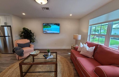 Naples Park Cottage | 558 Pink Pearl Cottage| New Pool | Mins 2 Beaches