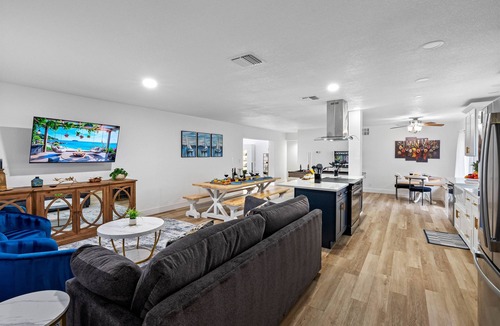 Clearwater House | 5BR + Private Pool & Hot Tub | 15 Min to Clearwater Beach | Sleeps 10