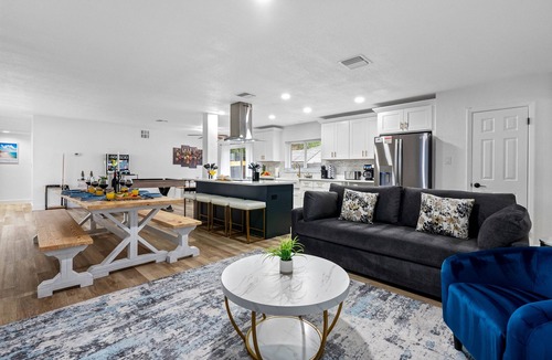 Clearwater House | 5BR + Private Pool & Hot Tub | 15 Min to Clearwater Beach | Sleeps 10