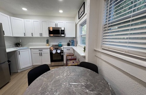 Historic Uptown Apartment | 5th Ave Downtown Zen