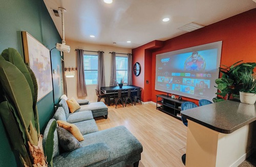 Chinatown Apartment | 6 King Beds/Convention/5BR 3BA/Pool Table