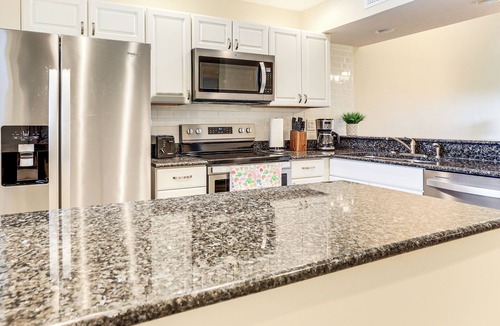 Plantation Condo | 6 Mi to Caspersen Beach! Country Club Condo