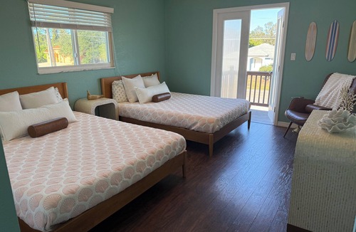 South Venice House | 6 minute walk to Manasota Beach! POOL! Charming 2-bedroom townhome with WiFi, AC