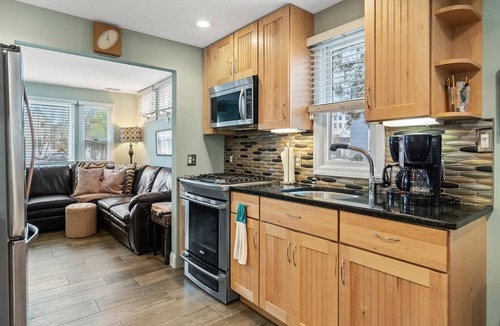 North Beach Haven House | 7-bedroom house in charming Spray Beach with WiFi, AC. Oceanside sleeps 18