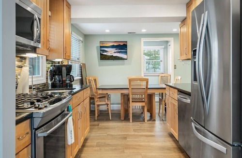 North Beach Haven House | 7-bedroom house in charming Spray Beach with WiFi, AC. Oceanside sleeps 18