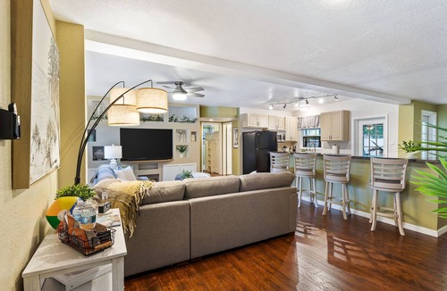South Pinellas Community Council House | 7 Mins to the Beach | Pool, Games & Family Fun