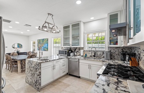 Grandview Heights House | 7BR Resort w/Heated Pool! .5 miles from Downtown!