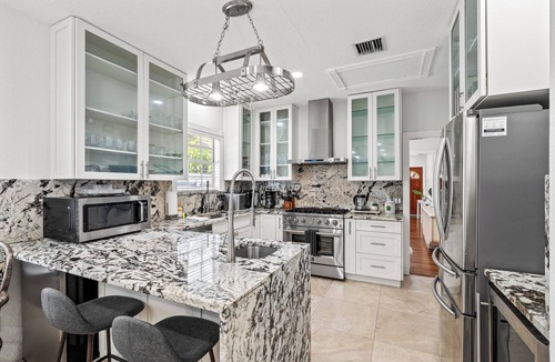 Grandview Heights House | 7BR Resort w/Heated Pool! .5 miles from Downtown!