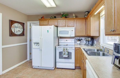 Rutherfordton House | 8 Mi to Lake Lure! Mtn-View Gem w/Furnished Deck