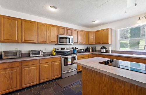 Mill Ridge House | 9 Suite Mountain Lodge with 10 Bathrooms, Pool, Fire Pit, 2 Hot Tubs, Game Room