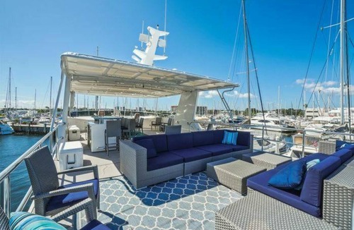 St. Petersburg Boat Rental | A 90 foot luxury yacht offering intimate dockside gatherings and curated overnight stays on Tampa Bay. A place where luxury meets soul.