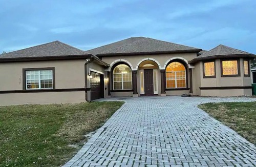 Port Saint Lucie House | A Slice of Paradise pool and pool table