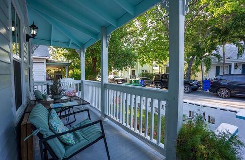 Uptown - Upper Duval Cottage | A Stones Throw Away from Duval - Downtown -Caroline's Cottage KW