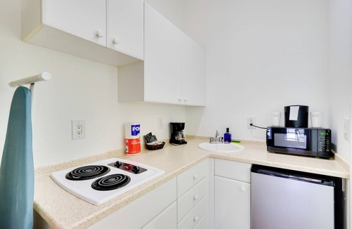 Naples Apartment | Access to 10,000 Islands: Resort-Style Naples Gem!