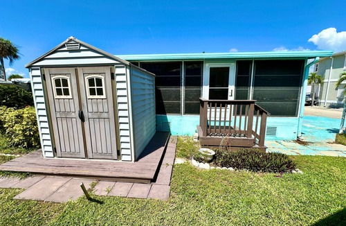Nettles Island House | Adorable 1 Bedroom 1 Bath Beach Bungalow just steps from the ocean! Fully equipped open kitchen.